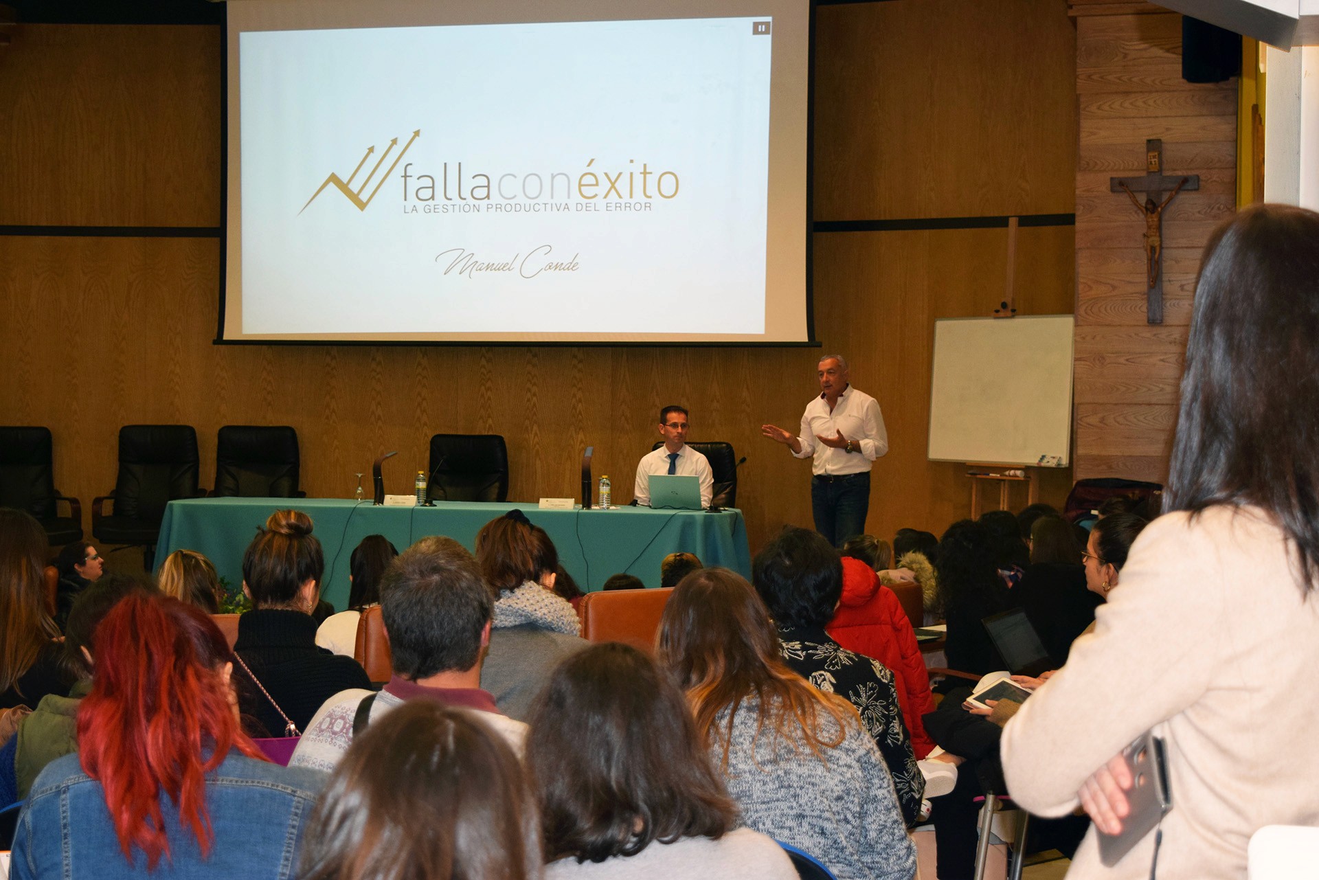 Manuel Conde en el auditorio durante la charla Falla con éxito